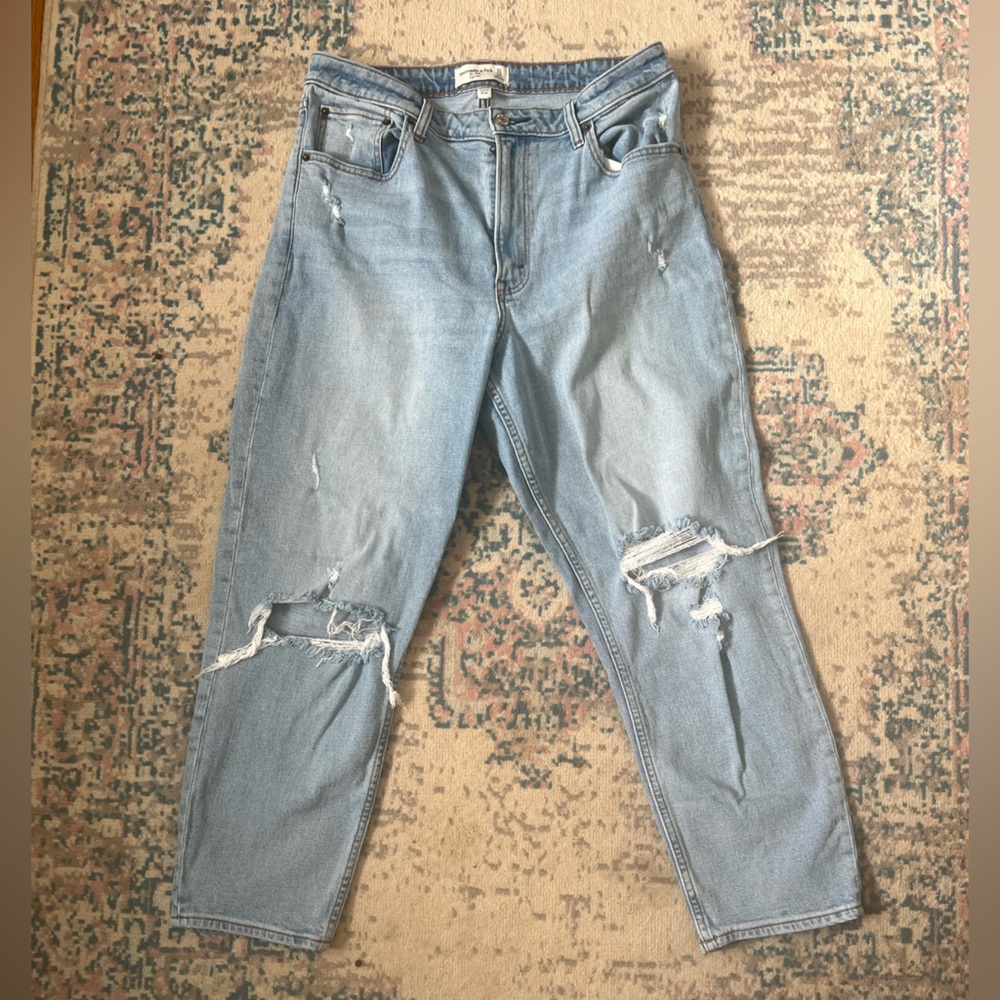 Abercrombie & Fitch Distressed Light Wash Mom Jeans 31/12